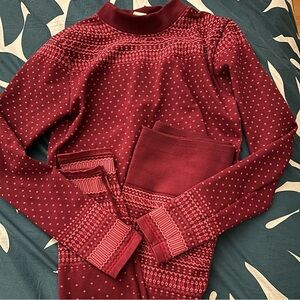 Fabletics Seamless Red Patterned Workout Set - Size L (Top + Leggings)